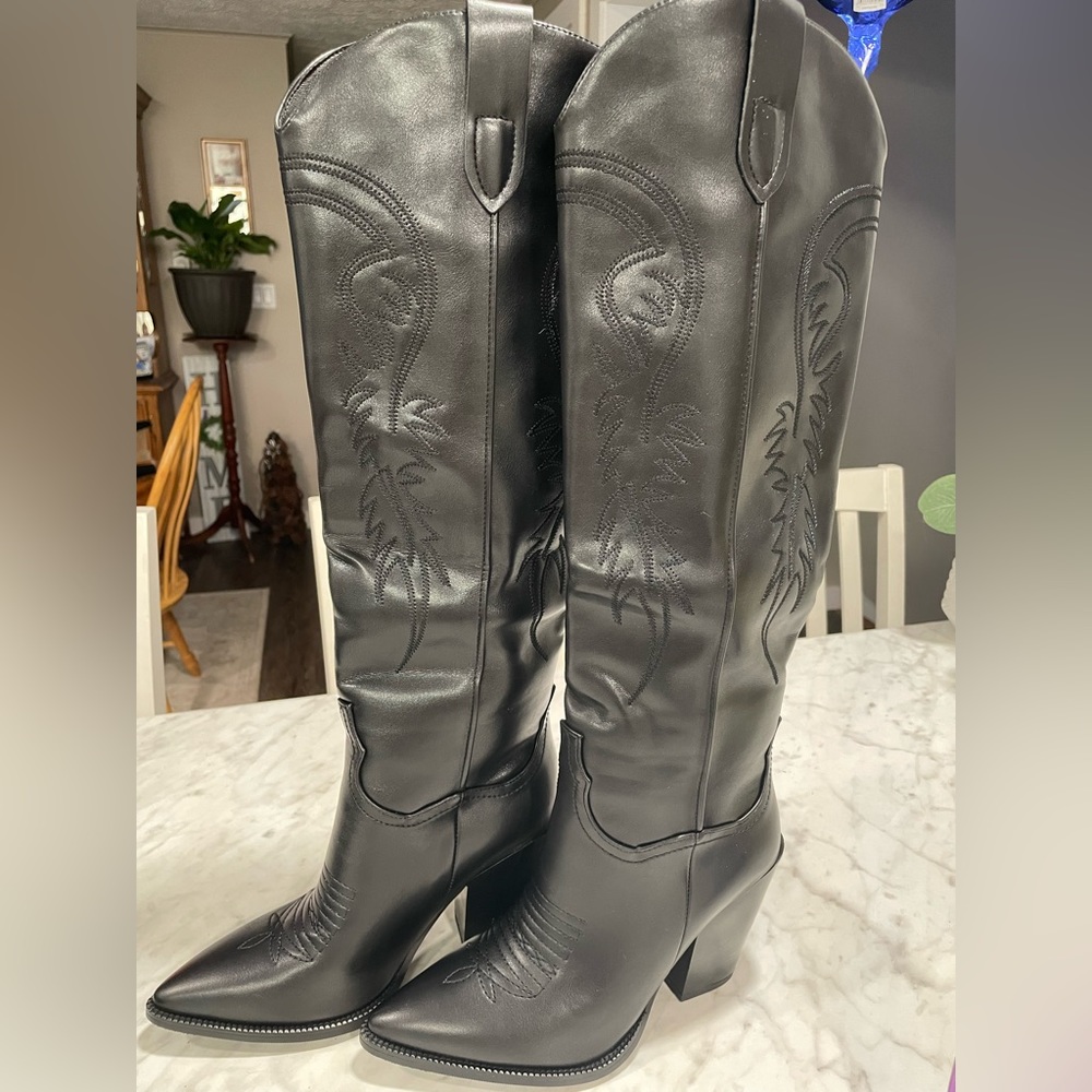 Women’s Isnom black knee boots size 7. Brand new. AC056